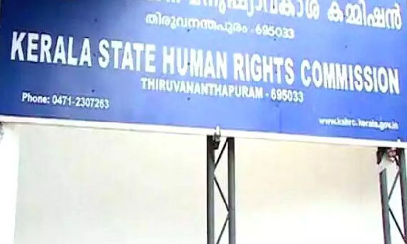 കുടുംബം പുലർത്താൻ വിഴിഞ്ഞം തുറമുഖത്തിൽ ഡ്രൈവറായ ബിരുദ വിദ്യാർഥിക്ക് ശമ്പളം നൽകിയില്ല: മനുഷ്യാവകാശ കമീഷൻ നടപടിക്ക് കുടുംബം പുലർത്താൻ വിഴിഞ്ഞം തുറമുഖത്തിൽ ഡ്രൈവറായ ബിരുദ വിദ്യാർഥിക്ക് ശമ്പളം നൽകിയില്ല: മനുഷ്യാവകാശ കമീഷൻ നടപടിക്ക്