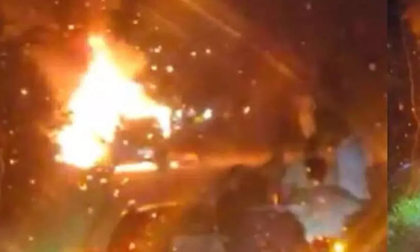 കുമളിയിൽ കാറിൽ യാത്രികൻ വെന്തുമരിച്ചതിൽ ദുരൂഹത