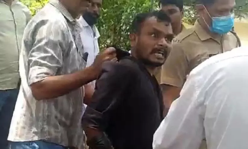 കുടുംബകോടതി വളപ്പിൽ ഭാര്യാമാതാവിനെ വെട്ടിപ്പരിക്കേൽപിച്ചു; യുവാവ് അറസ്റ്റിൽ