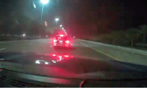 വാ​ഹ​നം പൊ​ലീ​സ്​ നി​യ​ന്ത്രി​ക്കു​ന്നു