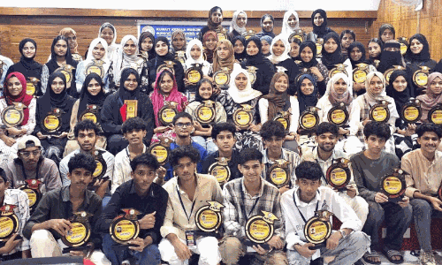 അ​വാ​ർ​ഡു​മാ​യി കു​ട്ടി​ക​ൾ