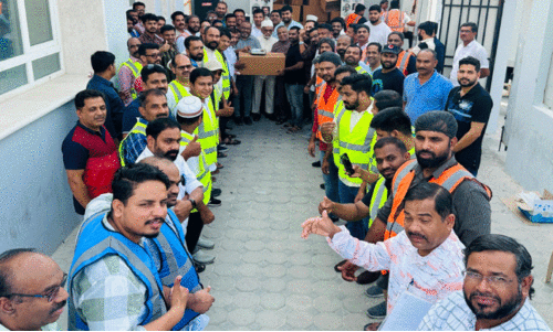 ഭ​ക്ഷ​ണ​പ്പൊ​തി വി​ത​ര​ണം ചെ​യ്യു​ന്നു