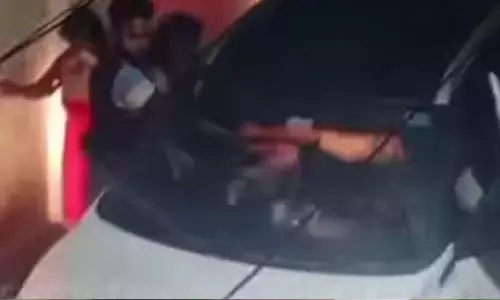 അച്ഛനെയും മകനെയും കാറിനൊപ്പം വലിച്ചിഴച്ചെന്ന​ പരാതിയിൽ ട്വിസ്റ്റ്; പരാതിക്കാർ കാർ തടഞ്ഞ് മർദിക്കുന്ന വിഡിയോ പുറത്തുവിട്ട് കുറ്റാരോപിതർ