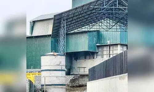 മേക്കാലടിയിലെ വിവാദ പശക്കമ്പനി; സ്​റ്റോപ്​ മെമ്മോ ലംഘിച്ച്​ നിർമാണമെന്ന്​ പരാതി