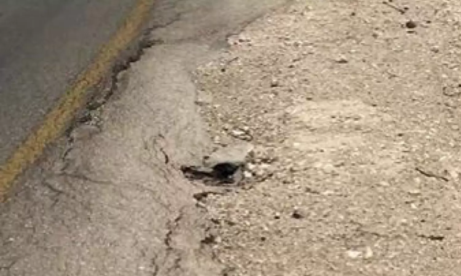 റോ​ഡി​ലെ കു​ഴി