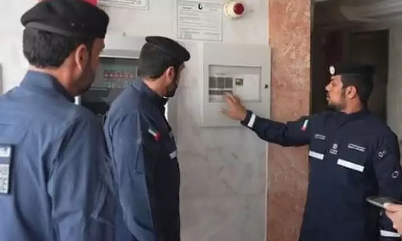 പരിശോധന നടത്തുന്ന സിവിൽ ഡിഫൻസ് പരിശോധന നടത്തുന്ന സിവിൽ ഡിഫൻസ്