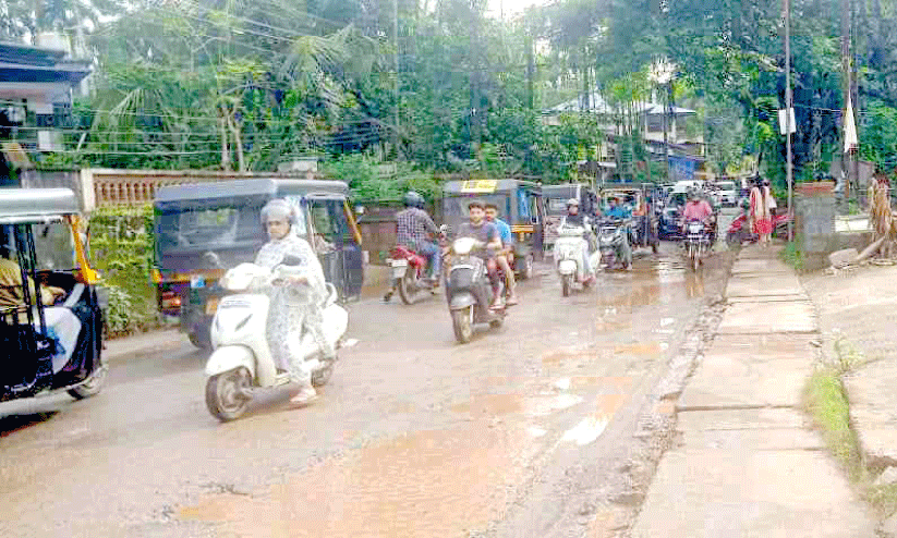 വികസനം പൂവണിയുന്നില്ല; റോഡിൽ യാത്ര ദുരിതം വികസനം പൂവണിയുന്നില്ല; റോഡിൽ യാത്ര ദുരിതം