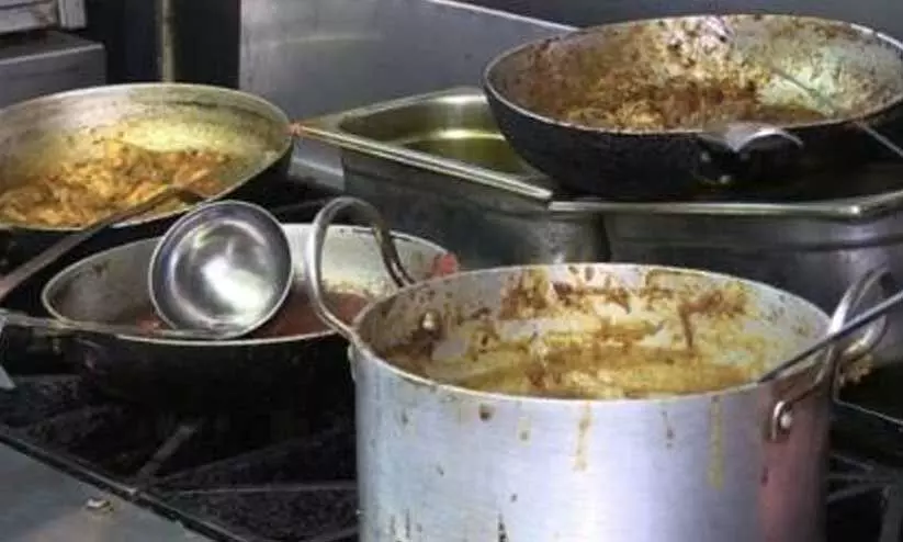 വൃ​ത്തി​ഹീ​ന​മാ​യി പ്ര​വ​ർ​ത്തി​ച്ച ര​ണ്ട് ഭ​ക്ഷ​ണ​ശാ​ല​ക​ൾ പൂ​ട്ടി