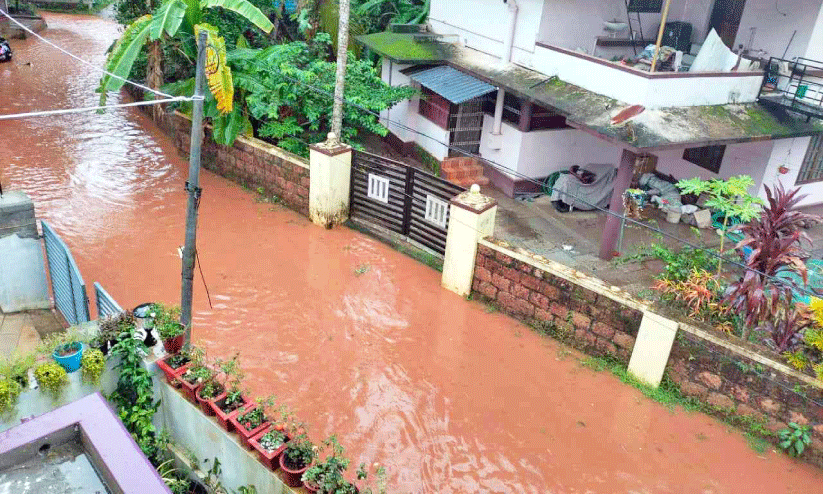 ചാലക്കരപൊയിൽ റോഡിൽ യാത്ര ചെയ്യാൻ സാഹസികത വേണം