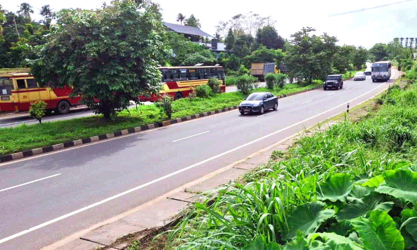 ഉളുമ്പത്തുകുന്നിലെ സർവിസ് റോഡ് കടലാസിൽ തന്നെ