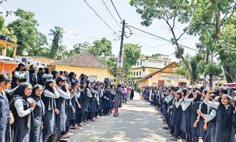 Students protesting against the poor facilities of school