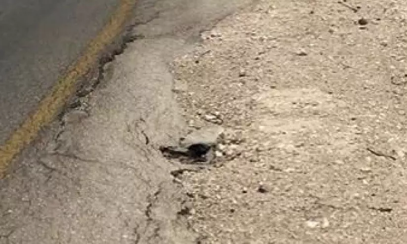 റോ​ഡി​ലെ കു​ഴി