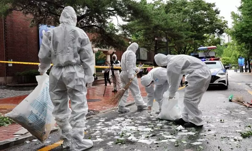 ഉത്തര കൊറിയയുടെ മാലിന്യ ബലൂൺ ദക്ഷിണ കൊറിയൻ പ്രസിഡന്റിന്റെ വസതിയിൽ ഉത്തര കൊറിയയുടെ മാലിന്യ ബലൂൺ ദക്ഷിണ കൊറിയൻ പ്രസിഡന്റിന്റെ വസതിയിൽ