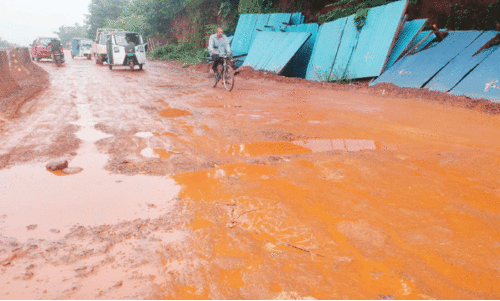 മണ്ണിടിച്ചിൽ ഭീഷണി: വേങ്ങേരി ജങ്ഷനിൽ ഇരുചക്രവാഹനങ്ങൾക്ക് മരണയാത്ര