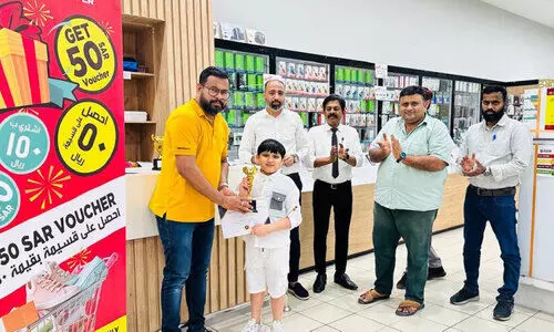 സ​മ്മാ​ന​ങ്ങ​ൾ വി​ത​ര​ണം ചെ​യ്​​ത​പ്പോ​ൾ