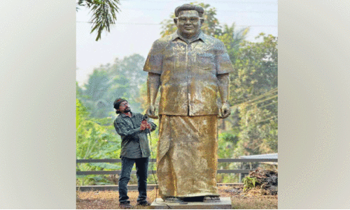 അച്യുതമേനോ​ന്റെ ശിൽപം പൂർത്തിയായി; നാളെ പ്രയാണം
