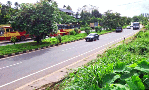 ഉളുമ്പത്തുകുന്നിലെ സർവിസ് റോഡ് കടലാസിൽ തന്നെ