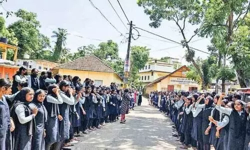 Students protesting against the poor facilities of school