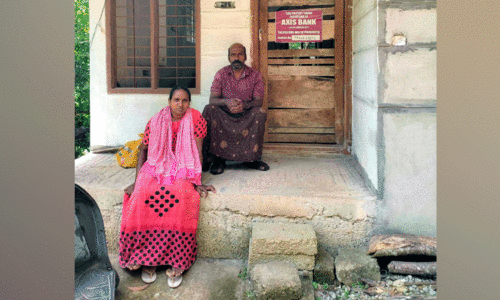 ആളില്ലാത്ത സമയം സ്വകാര്യ ബാങ്ക് വീട് ജപ്തി ചെയ്തതായി പരാതി