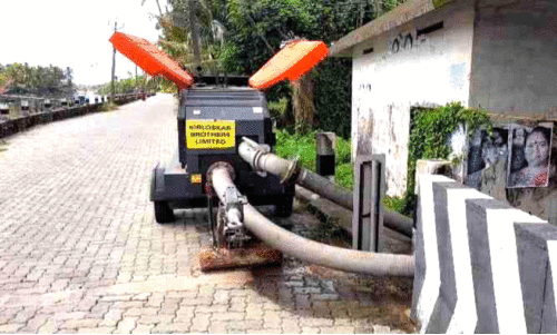 തീരമേഖലയിൽ റവന്യൂ വകുപ്പിന്റെ സഹായം;  കരിനിലങ്ങളിൽനിന്ന് ഉപ്പുവെള്ളം പമ്പിങ്​ ആരംഭിച്ചു