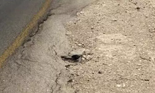 റോ​ഡി​ലെ കു​ഴി