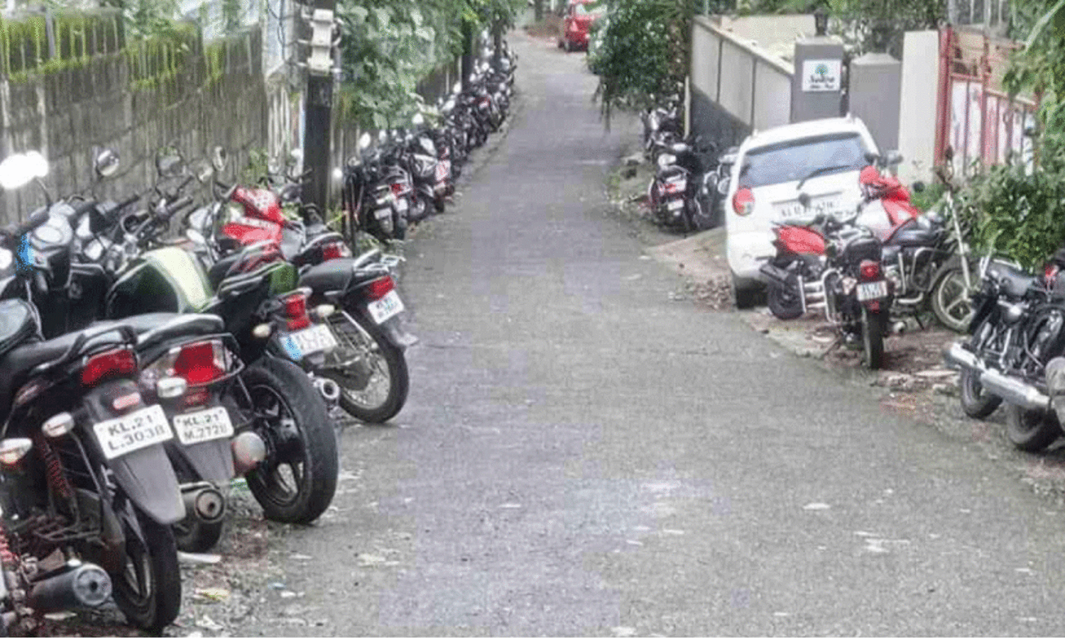 നടപ്പാതയിലെ പാര്‍ക്കിങ്​; കാല്‍നടയാത്രികര്‍ ബുദ്ധിമുട്ടില്‍