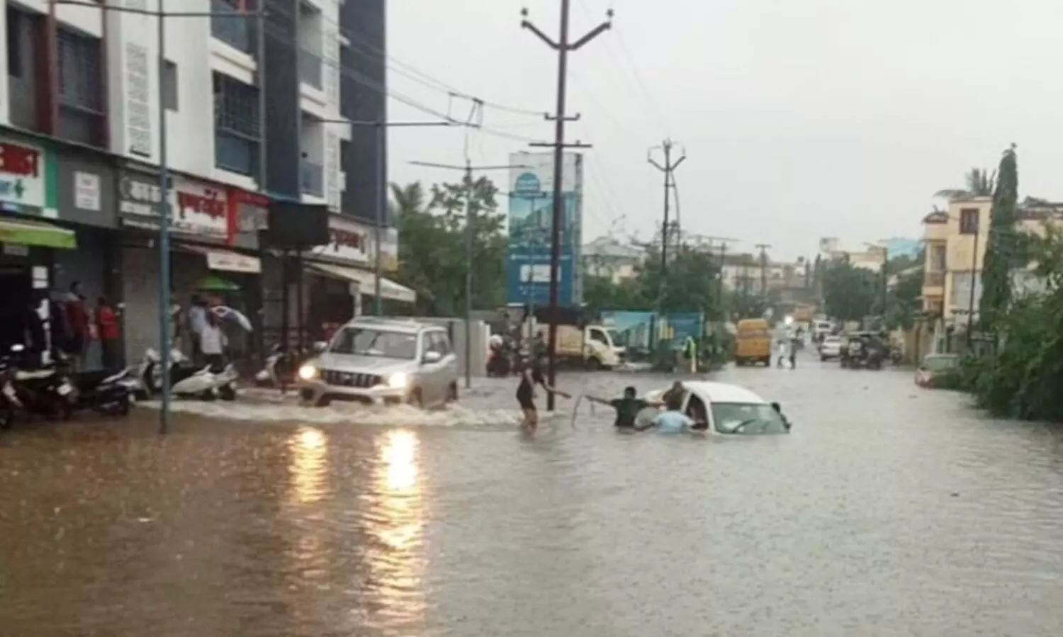 മഹാരാഷ്ട്രയിൽ കനത്തമഴ, വെള്ളപ്പൊക്കം; പുണെയിൽ വൈദ്യുതാഘാതമേറ്റ് മൂന്ന് മരണം
