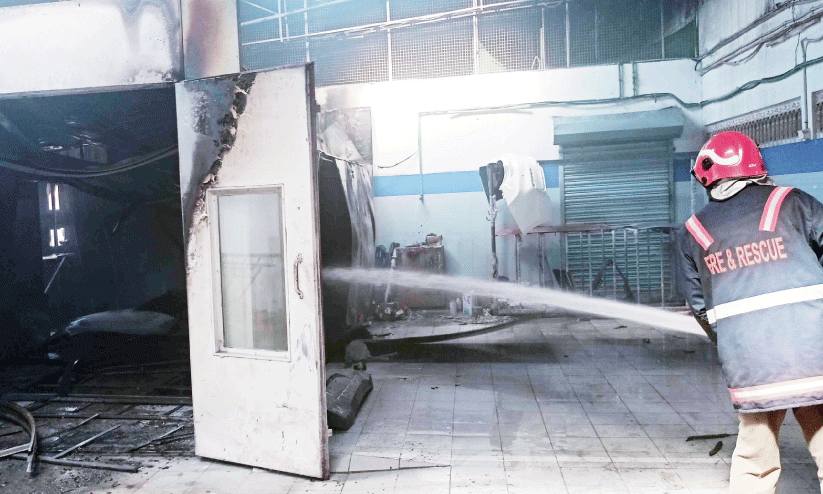 വാഹന വിൽപനശാലയുടെ പെയിന്റിങ് ബൂത്തിൽ തീപിടിത്തം വാഹന വിൽപനശാലയുടെ പെയിന്റിങ് ബൂത്തിൽ തീപിടിത്തം