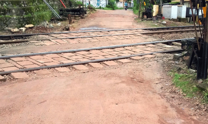 സ്ലാബുകൾ പൂർവസ്ഥിതിയിലാക്കിയില്ല; റെയിൽവേ ഗേറ്റിൽ കൂടി യാത്ര ദുഷ്കരം