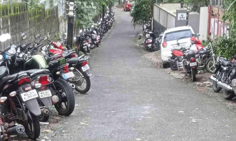 നടപ്പാതയിലെ പാര്ക്കിങ്; കാല്നടയാത്രികര് ബുദ്ധിമുട്ടില് നടപ്പാതയിലെ പാര്ക്കിങ്; കാല്നടയാത്രികര് ബുദ്ധിമുട്ടില്