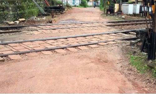 സ്ലാബുകൾ പൂർവസ്ഥിതിയിലാക്കിയില്ല; റെയിൽവേ ഗേറ്റിൽ കൂടി യാത്ര ദുഷ്കരം