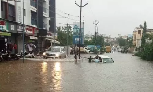 മഹാരാഷ്ട്രയിൽ കനത്തമഴ, വെള്ളപ്പൊക്കം; പുണെയിൽ വൈദ്യുതാഘാതമേറ്റ് മൂന്ന് മരണം