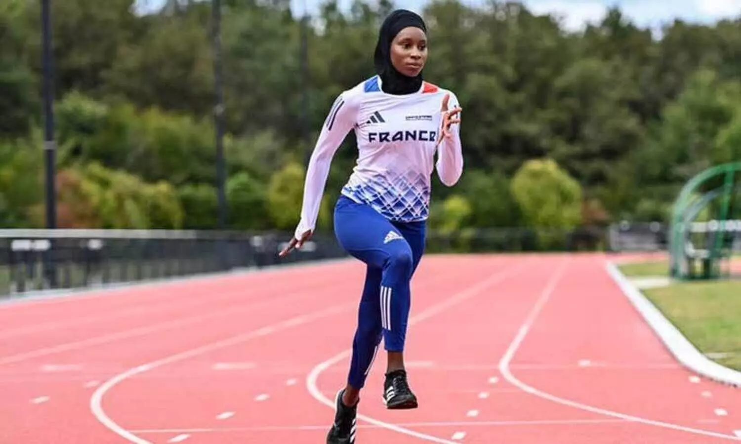 ഒളിമ്പിക്സ് ഉദ്ഘാടന ചടങ്ങിൽ ഫ്രഞ്ച് അത്‍ലറ്റിന് ഹിജാബ് വിലക്ക്: വിവാദമായതോടെ തൊപ്പിയണിഞ്ഞ് പ​ങ്കെടുക്കാൻ അനുമതി