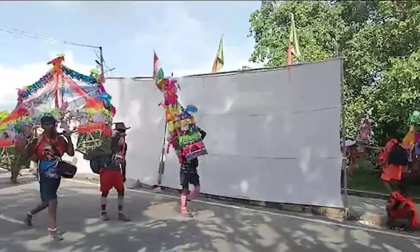 കാവടി യാത്ര വഴിയിലെ പള്ളി മറച്ച് ഉത്തരാഖണ്ഡ് സർക്കാർ; വിവാദമായതോടെ കർട്ടൻ മാറ്റി