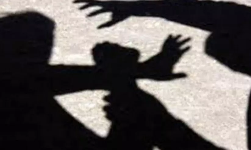 യുവതികളുടെ ചിത്രം മോർഫ് ചെയ്ത് പ്രദർശിപ്പിച്ചു; സ്ത്രീകൾ വ്ലോഗറെ കെട്ടിയിട്ട് മർദിച്ചു യുവതികളുടെ ചിത്രം മോർഫ് ചെയ്ത് പ്രദർശിപ്പിച്ചു; സ്ത്രീകൾ വ്ലോഗറെ കെട്ടിയിട്ട് മർദിച്ചു