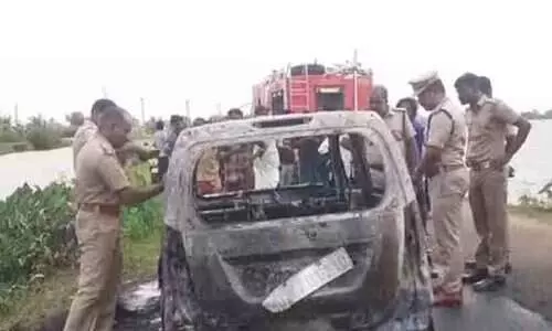 പത്തനംതിട്ടയിൽ കാറിന് തീപിടിച്ച് രണ്ടുപേർ മരിച്ചു; ആത്മഹത്യയെന്ന് സംശയം