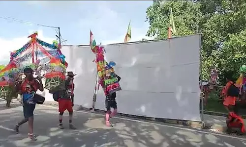 കാവടി യാത്ര വഴിയിലെ പള്ളി മറച്ച് ഉത്തരാഖണ്ഡ് സർക്കാർ; വിവാദമായതോടെ കർട്ടൻ മാറ്റി