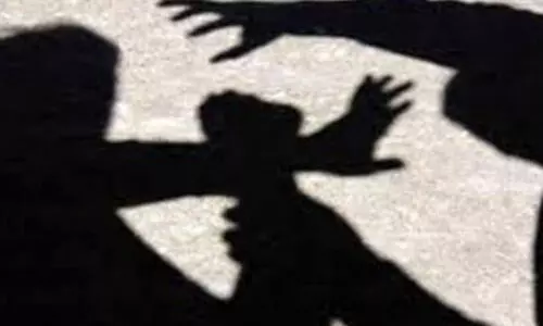 യുവതികളുടെ ചിത്രം മോർഫ് ചെയ്ത് പ്രദർശിപ്പിച്ചു; സ്ത്രീകൾ വ്ലോഗറെ കെട്ടിയിട്ട് മർദിച്ചു