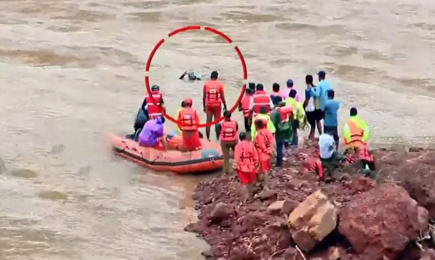 അടിയൊഴുക്കും നദികലങ്ങിയതും വെല്ലുവിളി; ‘ഈശ്വർ മാൽപെ’ സംഘം തിരച്ചിൽ പുനരാരംഭിച്ചു