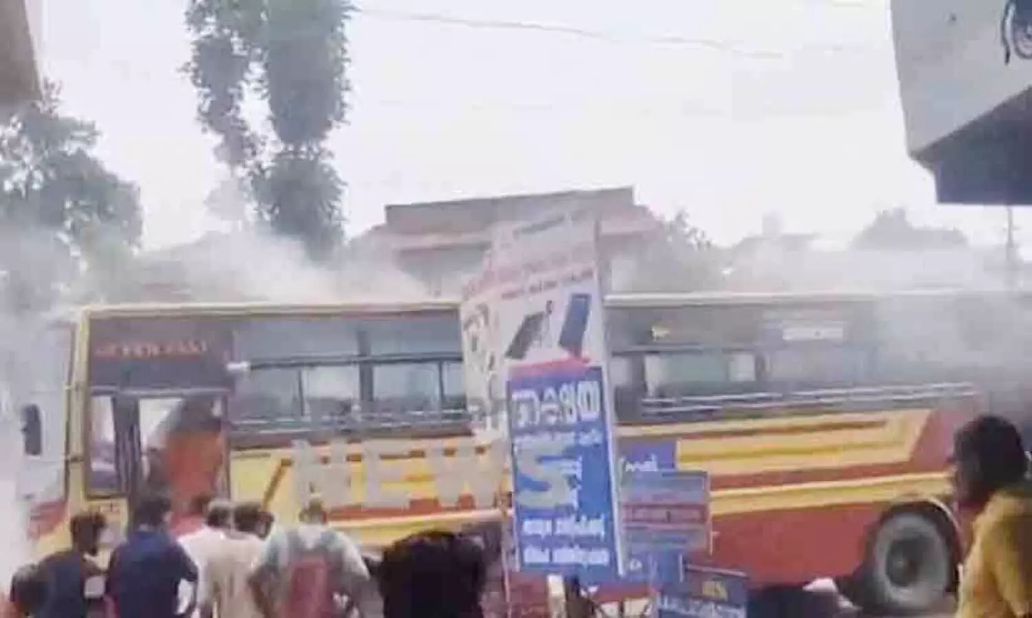 ഓടിക്കൊണ്ടിരുന്ന കെ.എസ്.ആർ.ടി.സി സ്വിഫ്റ്റ് ബസ്സിന് തീപിടിച്ചു