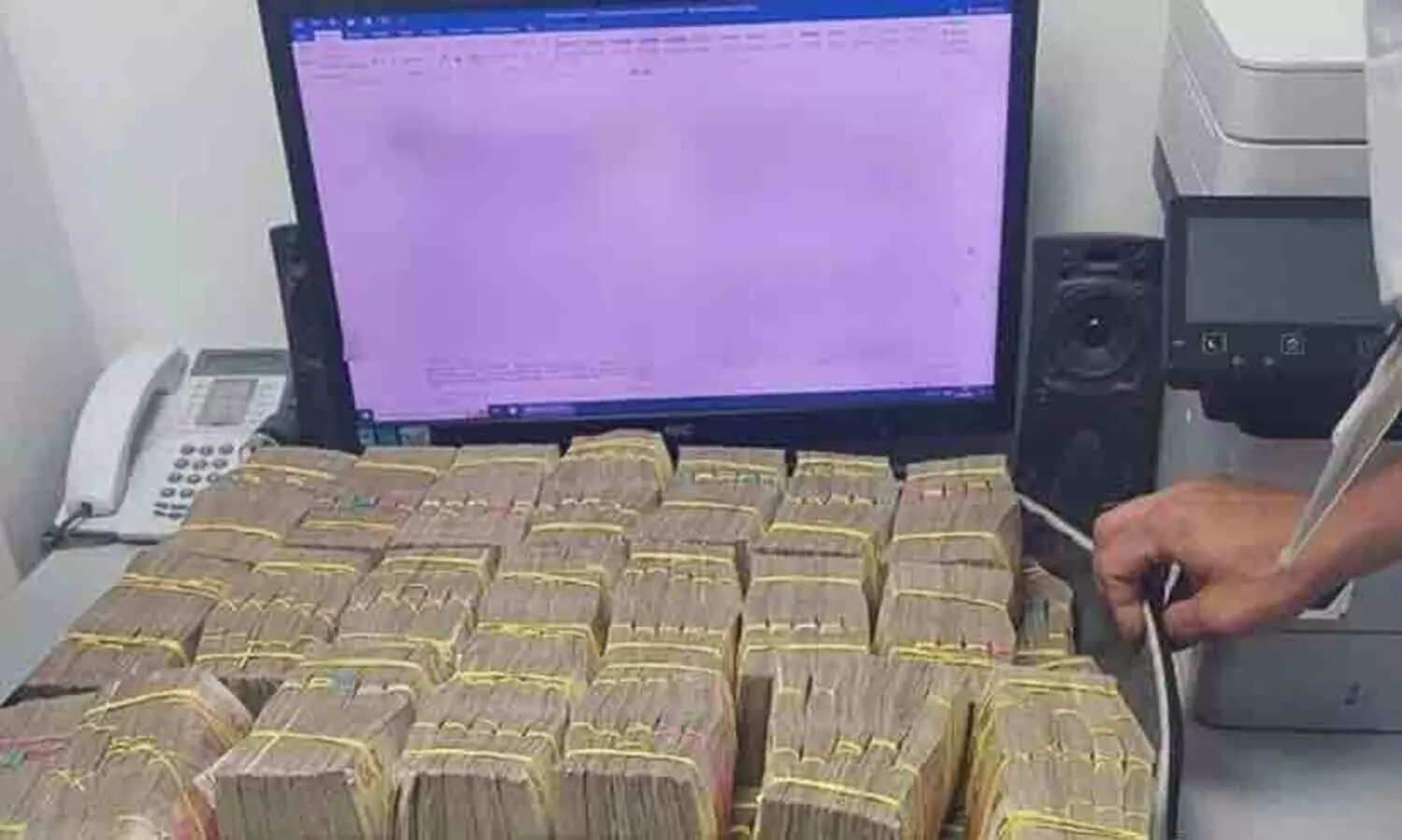 രേഖകളില്ലാത്ത 45.86 ലക്ഷവുമായി മൂന്നുപേർ പിടിയിൽ