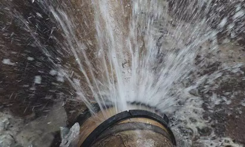 മ​ല​പ്പു​റം ന​ഗ​ര​ത്തി​ൽ പൈ​പ്പ് പൊ​ട്ട​ൽ പ​തി​വ്; വെ​ള്ളം കു​ടി​ച്ച് ജ​ല​വ​കു​പ്പ്