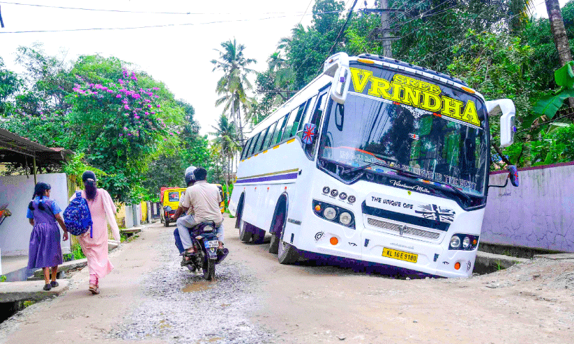വകുപ്പുകളുടെ ഏകോപനമില്ലായ്മ; നിലയ്ക്കാമുക്ക്-പണയിൽകടവ് റോഡിൽ യാത്രാദുരിതം