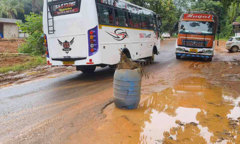 ക​ർ​ക്കി​ടാം​കു​ന്ന് ഷാ​പ്പും​പ​ടി​യി​ൽ സം​സ്ഥാ​ന​പാ​ത ച​ളി​ക്കു​ളം