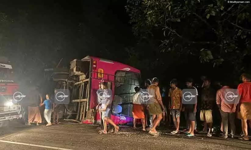 അമിതവേഗത: സ്വകാര്യബസ് കീഴായി മറിഞ്ഞ് 50 യാത്രക്കാർക്ക് പരിക്ക്; മൂന്നുപേരുടെ നില ഗുരുതരം അമിതവേഗത: സ്വകാര്യബസ് കീഴായി മറിഞ്ഞ് 50 യാത്രക്കാർക്ക് പരിക്ക്; മൂന്നുപേരുടെ നില ഗുരുതരം