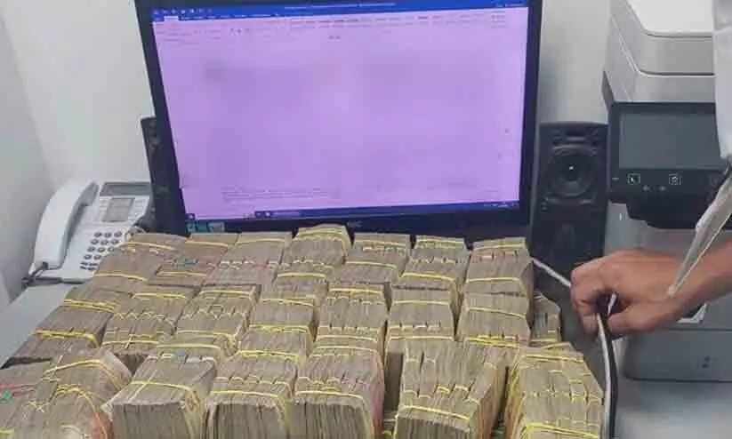 രേഖകളില്ലാത്ത 45.86 ലക്ഷവുമായി മൂന്നുപേർ പിടിയിൽ രേഖകളില്ലാത്ത 45.86 ലക്ഷവുമായി മൂന്നുപേർ പിടിയിൽ