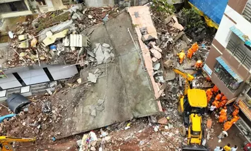 മഹാരാഷ്ട്രയിൽ മൂന്നുനില കെട്ടിടം തകർന്നു വീണു; നിരവധി പേർ കുടുങ്ങി കിടക്കുന്നതായി സംശയം