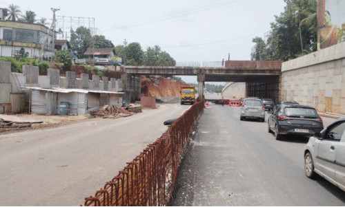 വേങ്ങേരി ഓവർപാസ് നിർമാണം ഒച്ചുവേഗത്തിൽ; പോകും വഴികളെല്ലാം അടയുന്നു