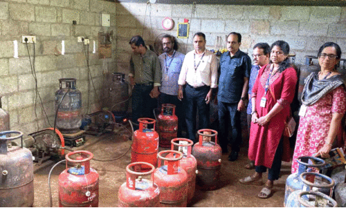 അ​ന​ധി​കൃ​ത പാചക വാതക റീ​ഫി​ല്ലി​ങ് കേ​ന്ദ്ര​ത്തി​ൽ സി​വി​ൽ സ​പ്ലൈ​സ് റെ​യ്ഡ്