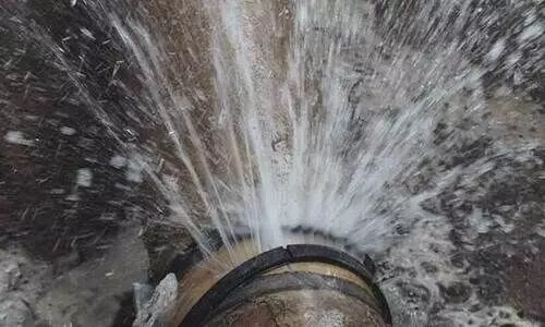 മ​ല​പ്പു​റം ന​ഗ​ര​ത്തി​ൽ പൈ​പ്പ് പൊ​ട്ട​ൽ പ​തി​വ്; വെ​ള്ളം കു​ടി​ച്ച് ജ​ല​വ​കു​പ്പ്